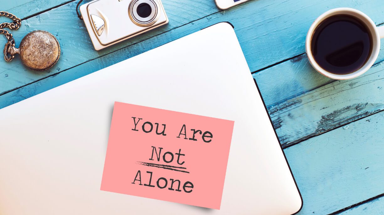 The management software reminds you that you are not alone, with a sticky note on your laptop.